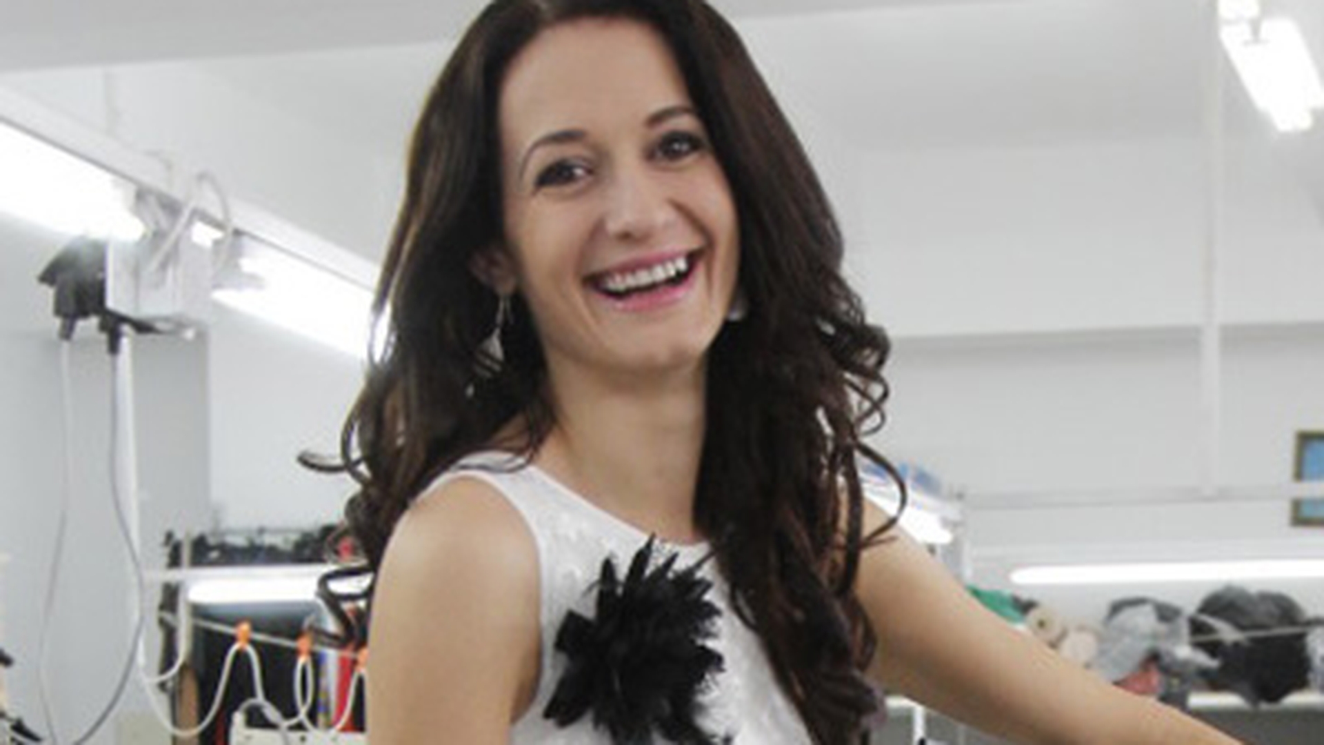 Delia, reprezentanta noastra la Miss Universe, a gafat pe scena? Uita-te cu atentie la picioarele si la bikinii ei!