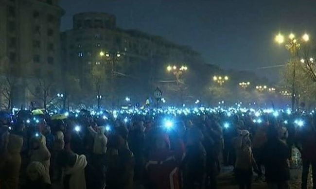 Cât de bogat este jandarmul care a lovit un protestatar! Şerban Răducu are un salariu pe masura