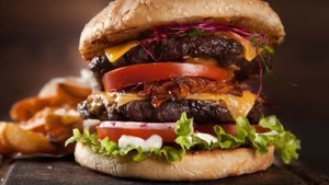 Si-a comandat un burger si l-a mancat cu pofta, iar dupa trei zile a ajuns la spital! Medicii nu au mai putut sa o salveze pe tanara. Ce continea sandwich-ul