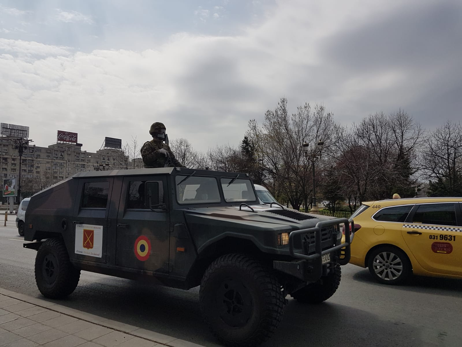UPDATE imagini LIVE cu armata română pe străzile din Bucureşti! Sute de şoferi, verificaţi la una dintre intrările în oraş