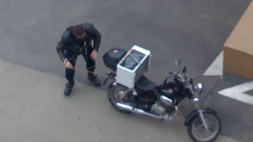 Pe asta n-ai mai vazut-o sigur! Uite cum se chinuieste un bucurestean sa plimbe un cuptor cu microunde pe chopper!