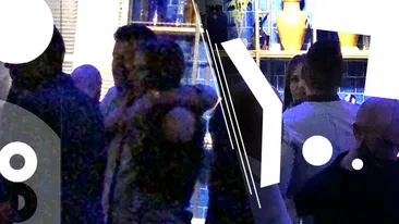 Super-filmări cu singurul român care și-a comandat un Aston Martin Valkyrie de 3 milioane €. Fiul milionarului s-a anturat în club cu o domnișoară prietenoasă!