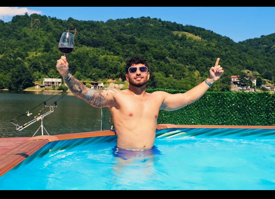 Robert s-a pozat fix în același loc ca Bianca. (SURSA FOTO: INSTAGRAM.COM)
