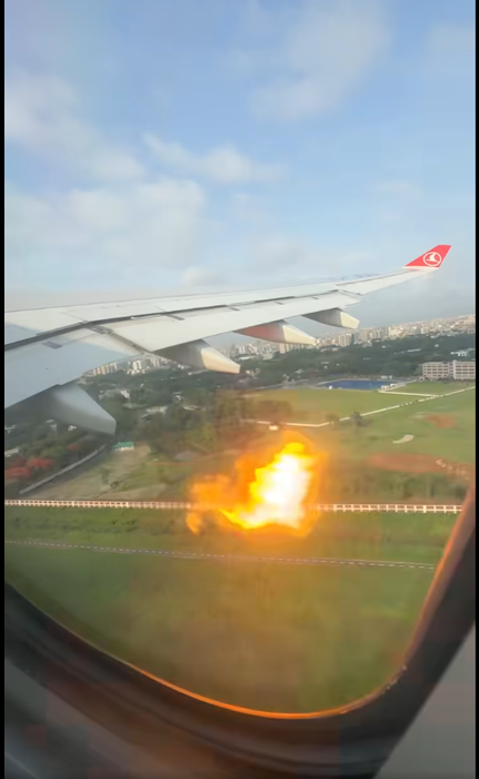 Clipe de groază pentru afaceristul Avram Gal, aflat în timpul unui zbor. La scurt timp după decolare, unul dintre motoarele aeronavei a luat foc
