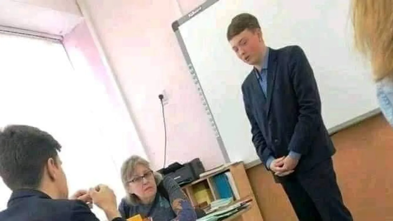 Noua metodă de trișat în școlile din România. Incredibil cum a copiat un elev din Brăila: Decât nota 4, mai bine un 6 tras de păr!