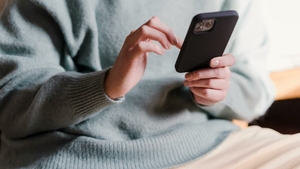 O nouă metodă de înșelăciune! Românii, păcăliți printr-un SMS că au de plătit amenzi pentru parcare