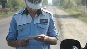 "Ce vrei, mă’, boschetare?" Ce a făcut un polițist român după ce a oprit în trafic o mașină decapotabilă, condusă de un șofer arogant