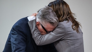 Alec Baldwin recunoaște că a vrut să-și pună capăt zilelor după tragedia de pe platourile de filmare: “Stăteam în pat și mă rugam”