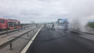 Pericol de explozie pe A1. O cisternă cu benzină și motorină a luat foc| VIDEO