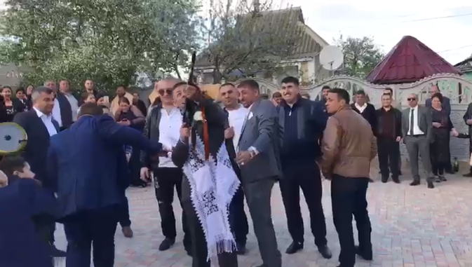 Au tras cu mitraliera și pistolul la petrecere. Adi Minute a cântat printr-o ploaie de gloanțe