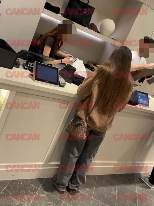 După o sesiune intensă de shopping, Lavinia și-a achitat cumpărăturile