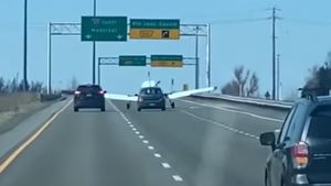 Imagini incredibile! Un avion a aterizat pe o autostradă, printre zeci de mașini. VIDEO