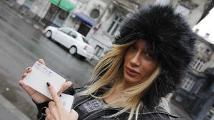 Simona Traşcă a votat... ca să nu îi fie rău! Uite ce mândră e de ştampila de pe buletin!