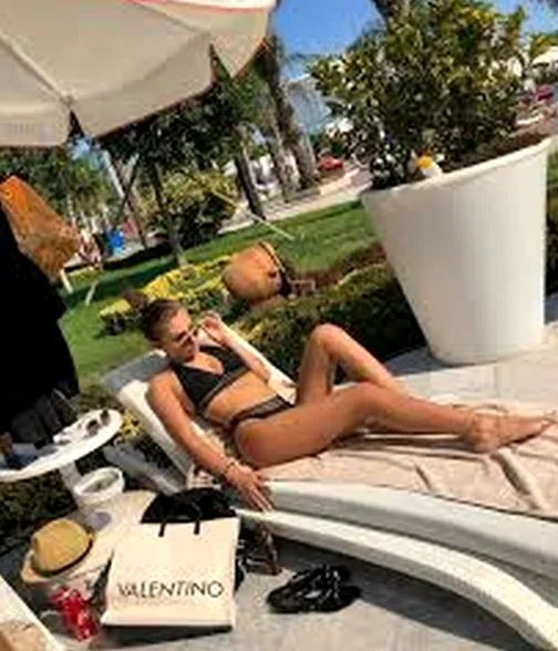 Ea este „bunăciunea” care i-a înmuiat genunchii lui Tavi Popescu, „perla” de 100 de milioane de euro a lui Gigi Becali. Imagini incendiare cu „bomba-sexy”