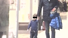 VIDEO EXCLUSIV. A trecut peste despărţirea de horoscopista de la Neatza şi... Senatorul-Burlăcel îşi face ”campanie” prin mall