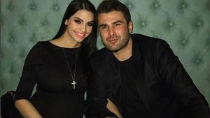 ADRIAN MUTU s-a fotografiat cu fiul lui în braţe, dar un alt lucru a atras atenţia! Ce se afla pe noptiera de lângă pat