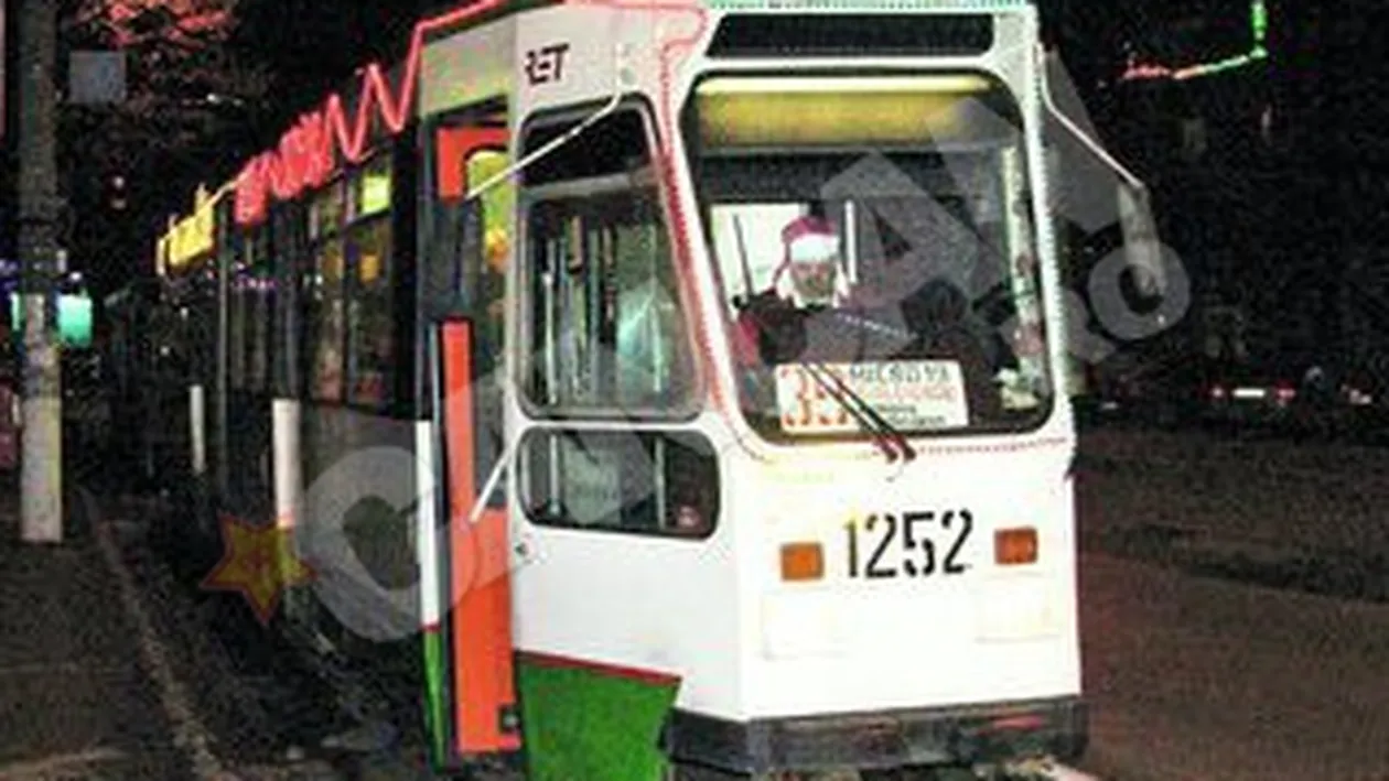 Un tramvai impodobit pentru sarbatori circula in Galati. Mos Craciun este vatman!