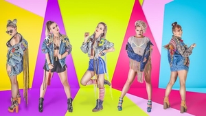 ,,Eyes On Five‘’ s-a înfiinţat în urmă cu câteva luni, iar azi şi-a lansat primul single! Uite cum apar fetele în videoclip