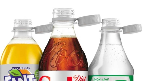 Motivul real pentru care UE a obligat Coca-Cola să lipească toate capacele de sticlele din plastic. România este una dintre țările în care au apărut noile peturi