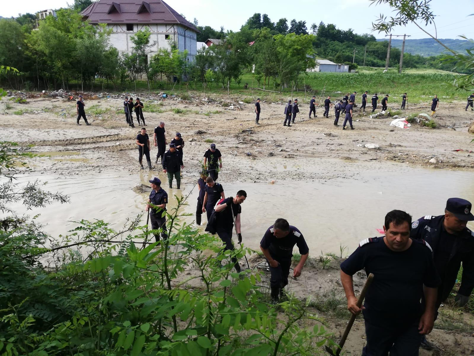 Drama continuă în familia din Prahova care a pierdut 4 copii. Micuțul Iacov este căutat de 400 de pompieri
