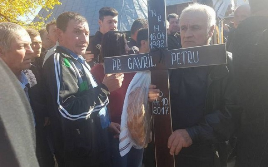 FOTO / Imaginile durerii! Ce s-a întâmplat la înmormântarea preotului care a murit alături de familia lui, în timp ce mergeau la Sf. Parascheva!