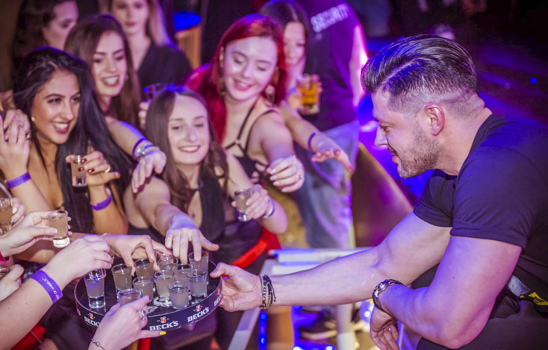 Victor Slav, barman de ocazie