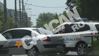 VIDEO Urmarire ca-n filme in fata unei sectii de votare! Masina cu bodyguarzi, oprita de politisti in sectorul 5!