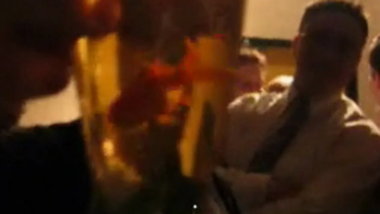 VIDEO Doamne ce animal! Nebunul asta si-a pus un pestisor in paharul cu bere, l-a lasat sa inoate putin, iar apoi l-a baut si a ragait!