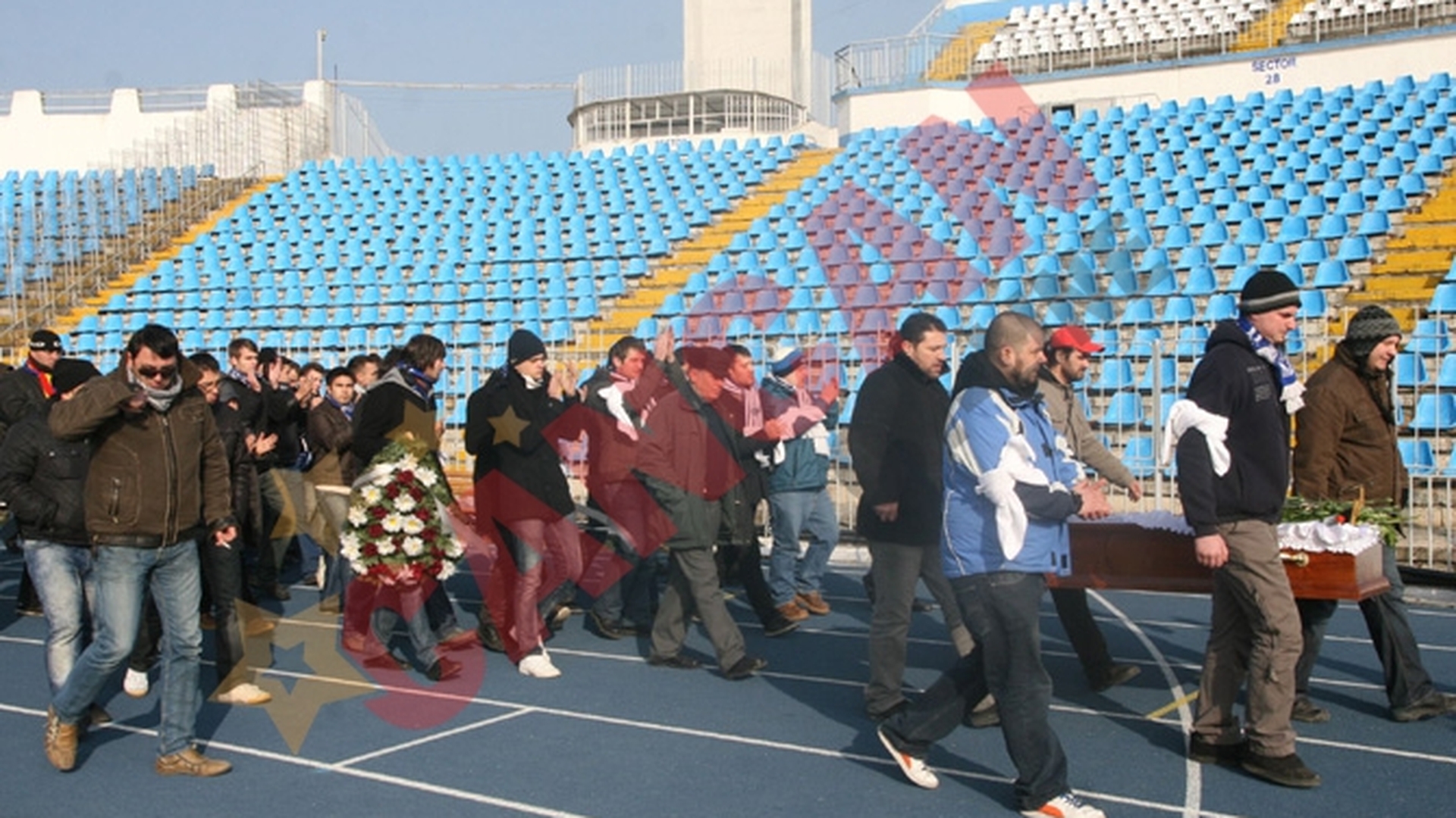 Sicriul cu studentul de 22 de ani care s-a sinucis, plimbat pe stadionul Farului
