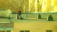 Cum a fentat ordonanța militară un tânăr din Iași! A ieșit pe acoperișul blocului și... Imaginile fac înconjurul României