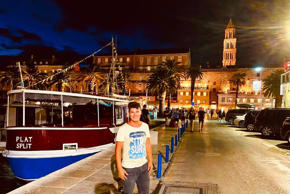 Mărturiile cutremurătoare ale lui Fabio, artistul lovit cu lanțul în figură de tatăl vitreg: ”Mi se pune un nod în gât când mă uit în oglindă!”