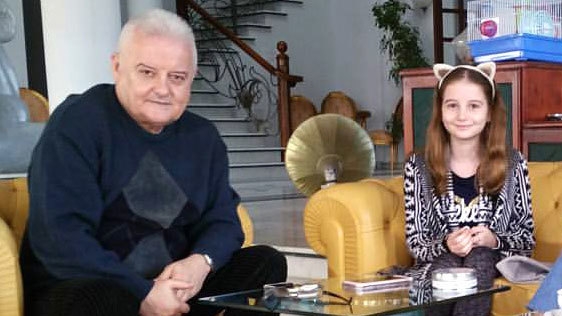 Fata lui Irinel Columbeanu, jignită de o femeie: „Ai doar 10 ani şi ai atâtea fiţe în tine, eu la 10 ani mă jucam cu păpuşile. Halal părinţi mai ai şi tu!” Cum a reacţionat copila