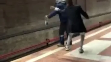 Scene uluitoare în stația Piața Sudului! Un bărbat este tras din fața metroului în ultima clipă! VIDEO