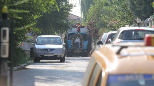 UPDATE Primele imagini de la inmormântarea lui Nae Nicolae! Florile aduse de prieteni sunt transportate de 3 camioane