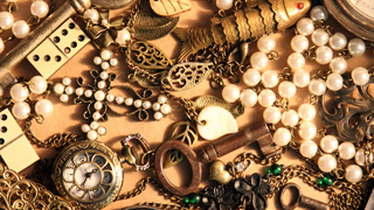 A aruncat o punga cu bijuterii de 37.000 de euro! A rugat autoritatile sa il lase sa le caute la groapa de gunoi