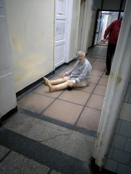 Imagini greu de privit de la Spitalul Județean de Urgență Reșița. Pacienții cu COVID stau dezbrăcați, pe holuri. FOTO