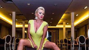 Am filmat-o pe ROCSANA MARCU, la manichiură! Ce făcea "matinala" de la Antenă cu o singură mână