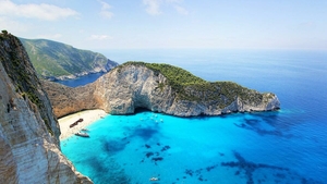 Vrei să-ți faci vacanța în Grecia cu familia? Prețurile au explodat! Află cât te costă o bere și un plin la mașină