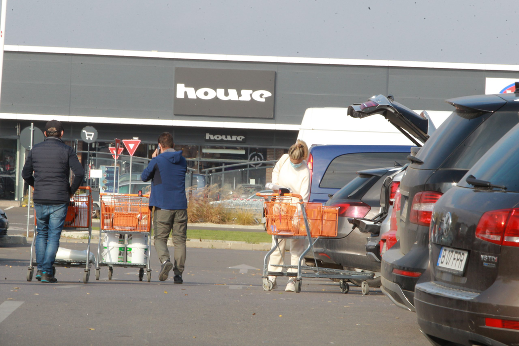 Alina Laufer, la shopping, însărcinată în patru luni