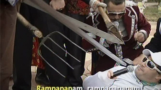 VIDEO Florin Salam la un pas sa fie taiat de tiganii ursari dupa ce s-a indragostit de fata unui mahar! L-au scapat mascatii de omor!