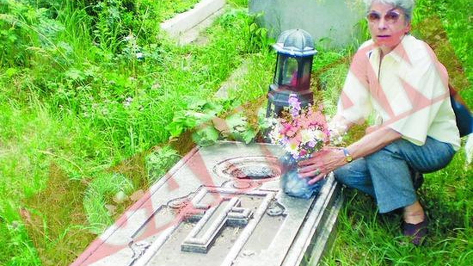 I-au taiat cu flexul statuia funerara