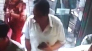 Escrocul de la bancă loveşte din nou! Ademeneşte oamenii cu un curs valutar mai bun şi îi lasă fără bani. În loc de 3.400 de lei, o femeie a primit 195