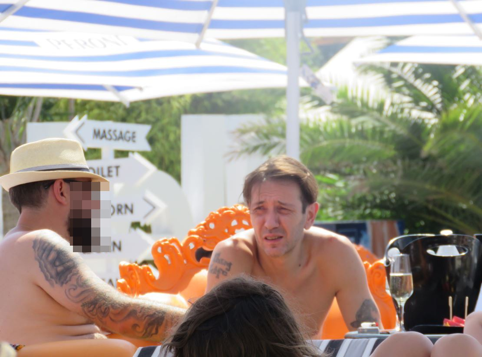 Tudor Sișu, pe plajă, alături de un amic