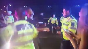 Imaginile în care Boureanu este lovit de poliţist. Se vede clar cum a recţionat la ATACUL FOSTULUI POLITICIAN!