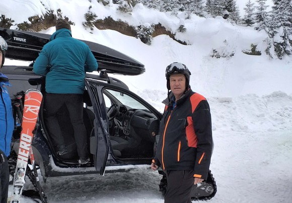 Presedintele Romaniei, Klaus Iohanis a fost surprins in acest weekend la ski, pe muntele Cindrel. Acesta avea un echipament de ski de ultima genratie, dar nu sa iasa in evidenta. Era insotit de zeci de Spp-isti, si ei pe schiuri, care asigurau perimetrul ca presedintele sa schieze in liniste. La plecare, la fel ca si la venire, un Duster modificat special pt presedintele ROmaniei, cu senile in loc de roti, a venit sa l ia pe Klaus si pe Spp-isti. De remarcat cum arata presedintele Romaniei, cum se chinuie SPP-istii cu schiurile, dar si ce achizitie de zeci de mii de euro a facut SPP ca sa-l duca pe Iohanis pe munte(un duster cu senile este pe 50.000 eur)