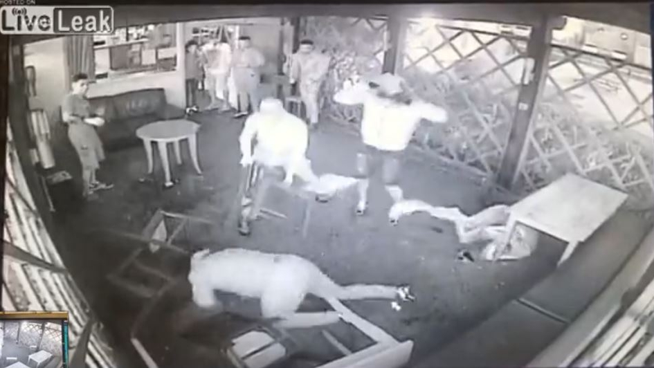 Bătaie ca-n filme! A luat șase scaune-n cap, picioare și pumni în gură, apoi... E uluitor ce s-a întâmplat după măcel! VIDEO