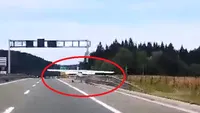 Un avion de mici dimensiuni a aterizat de urgenţă pe o autostradă din Croaţia. Momentul a fost filmat