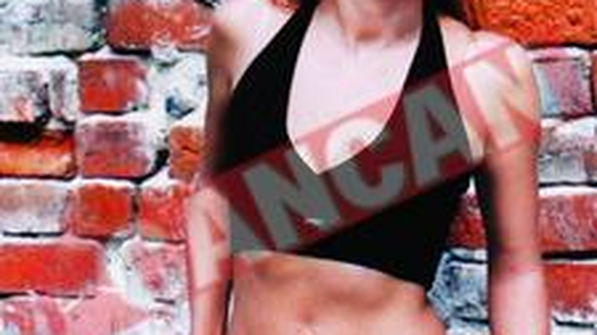 Adina Halas a fost somata sa returneze hainele imprumutate