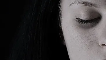 Cele 9 reguli de aur care te ajută să scapi de cearcăne, riduri și umflăturile de pe ten