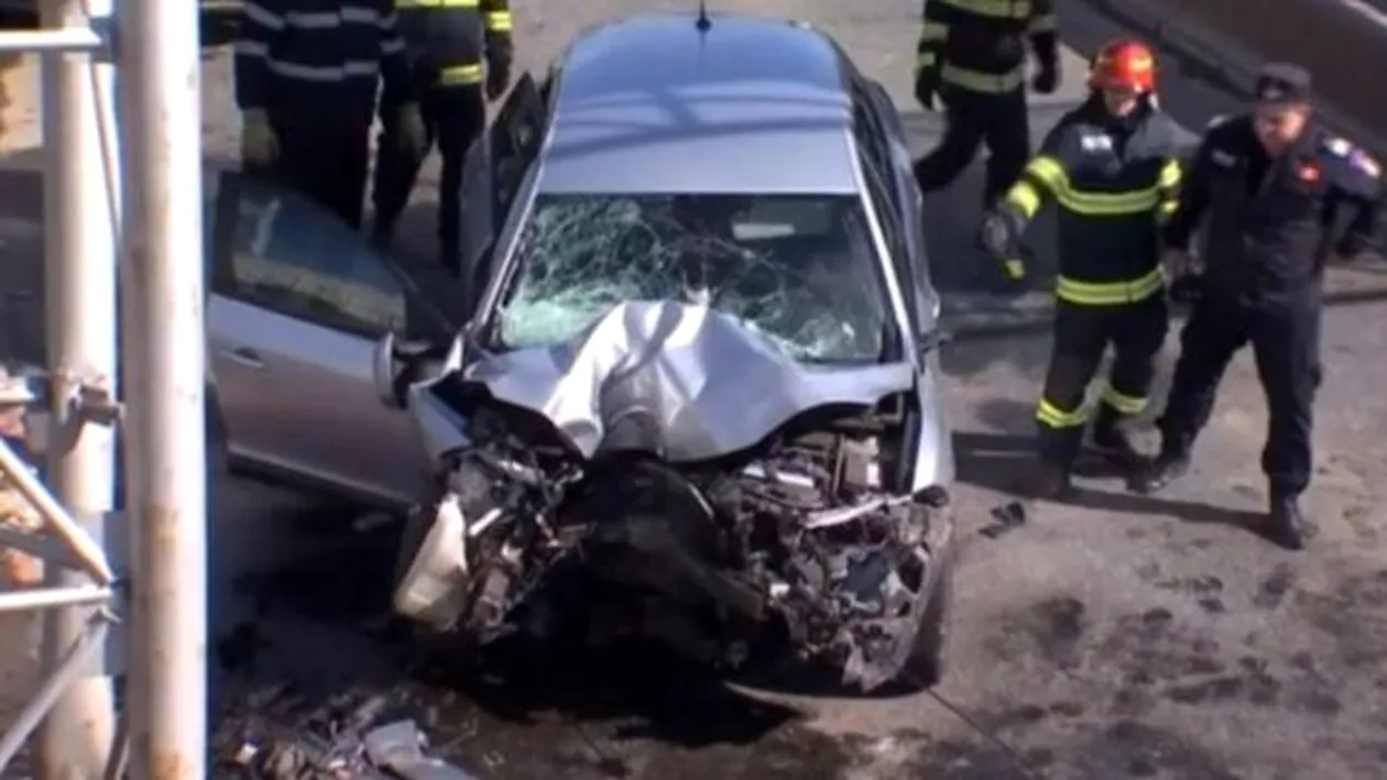 Se întâmplă în România! Un șofer ar fi intrat intenționat cu mașina într-un cap de pod, ca să își ucidă fosta soție